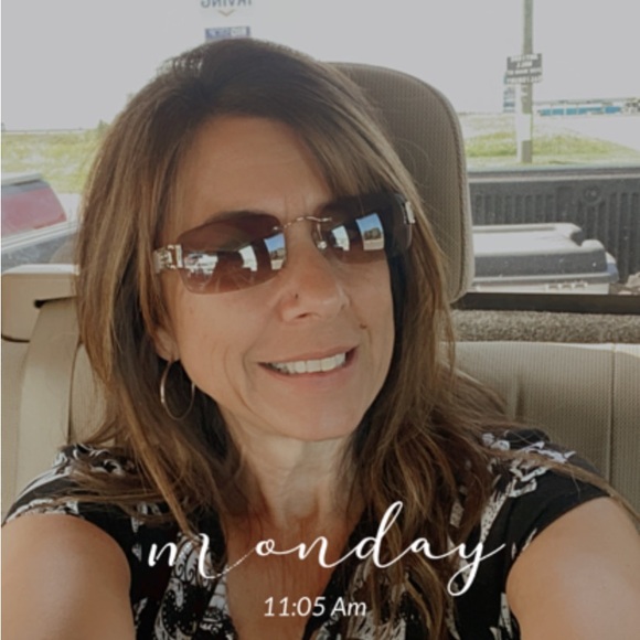 Meet your Posher, Wendy - Picture 2 of 2